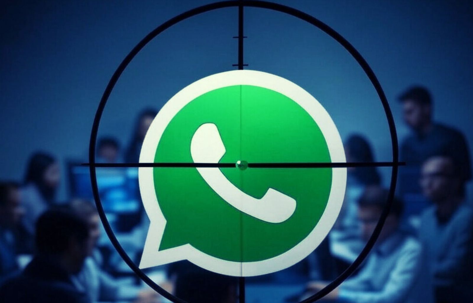 Un logo di WhatsApp al centro di un mirino, con uno sfondo sfocato di persone sedute in una stanza.